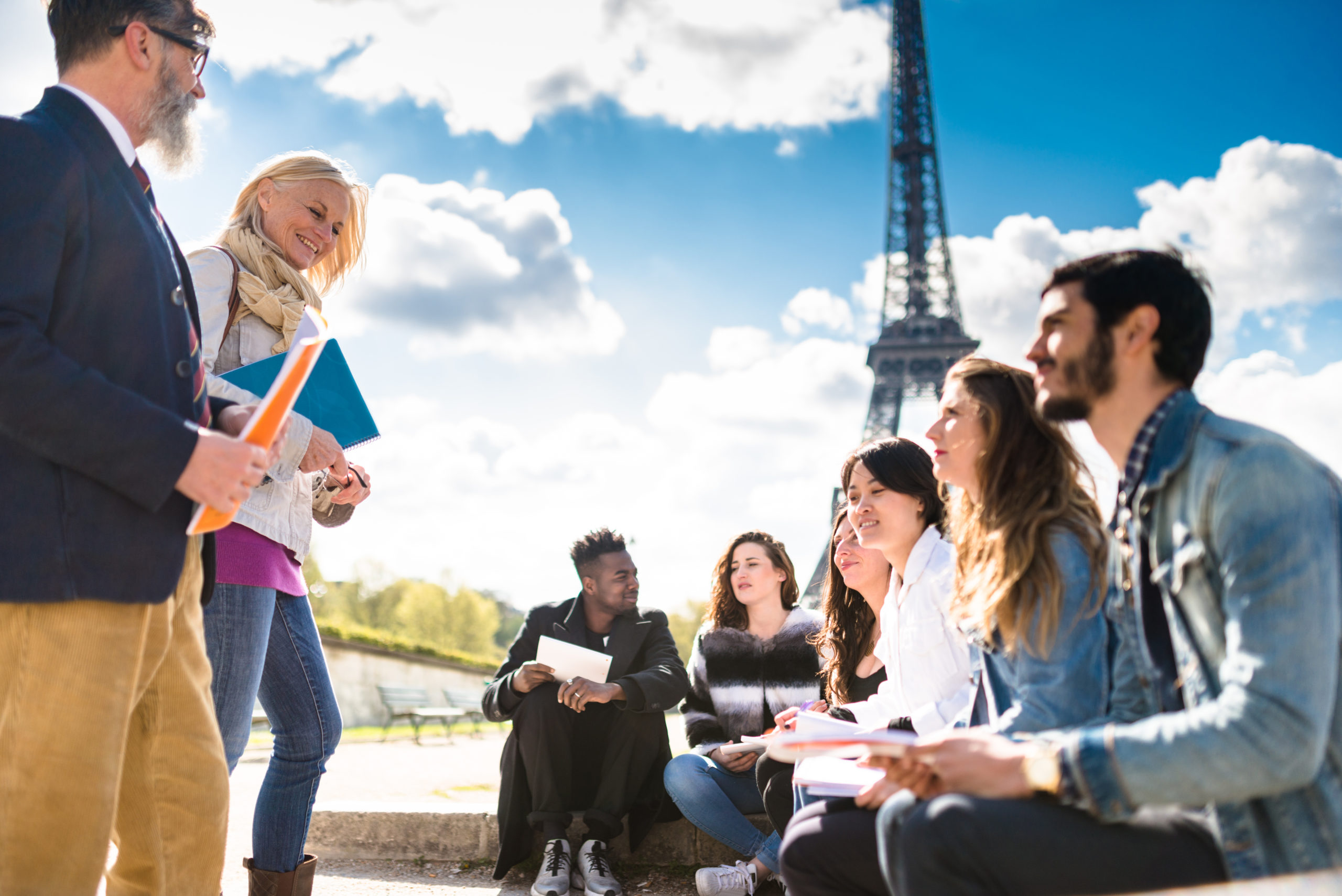 Study abroad. Гид со знанием французского. Психология и экскурсия. ISTOCK by Getty images картинки.